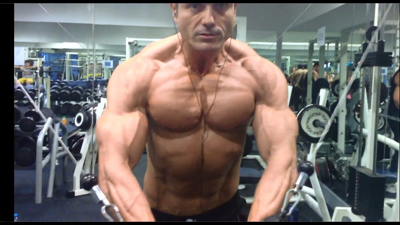 Watch video Musculation des pectoraux : Les écartés poulies hautes en décliné Musculation des pectoraux : Les écartés poulies hautes en décliné