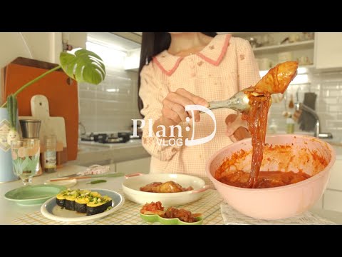 Single Dweller Making Kimchi. Sweet & Salty Brown Cheese Kkwabaegi. Simple X-Mas Ornaments