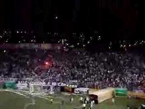 "Salida de La Ultra Morada -Clásico - Final 2005-2006" Barra: Ultra Morada &bull; Club: Saprissa