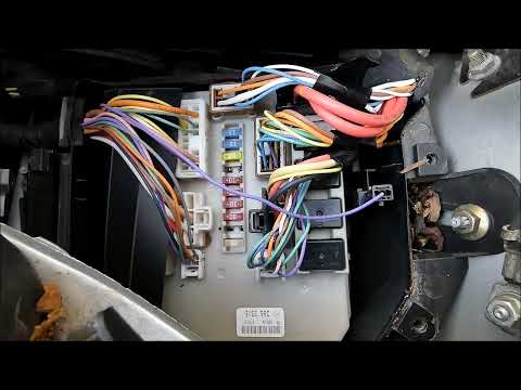 Renault Clio 3 -- Changing the low beam bulb and fuse