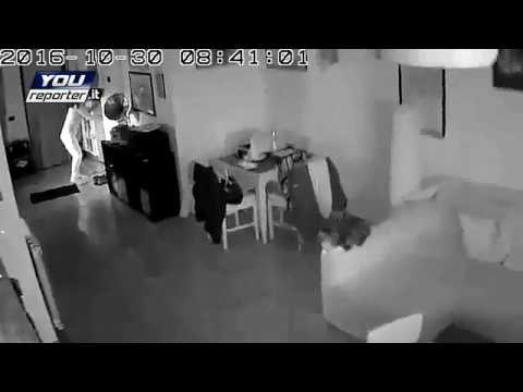 Scossa terremoto del 30 ottobre 2016 da web cam dentro una casa.