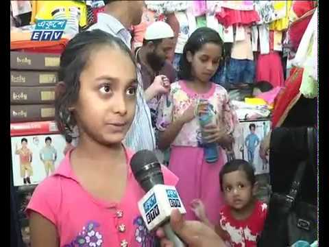 বাবা মায়ের হাত ধরে কেনা কাটায় ব্যস্ত শিশুরা