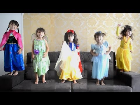 Fui Clonada! Five little babies jumping on the bed - Songs Kids - HELENA PRADO