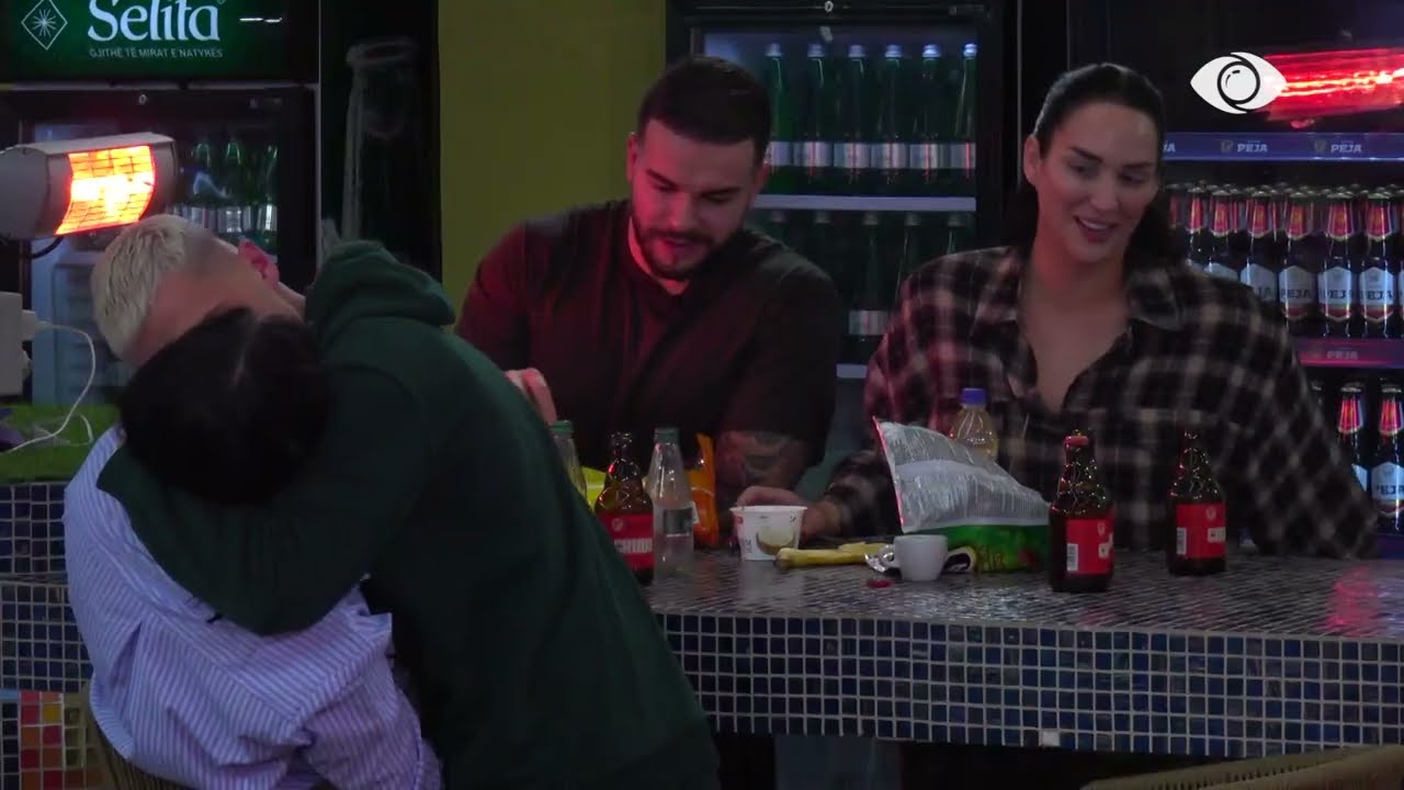 Bardhi puth Sarën në buzë, banori: Je akoma me atë mendje?