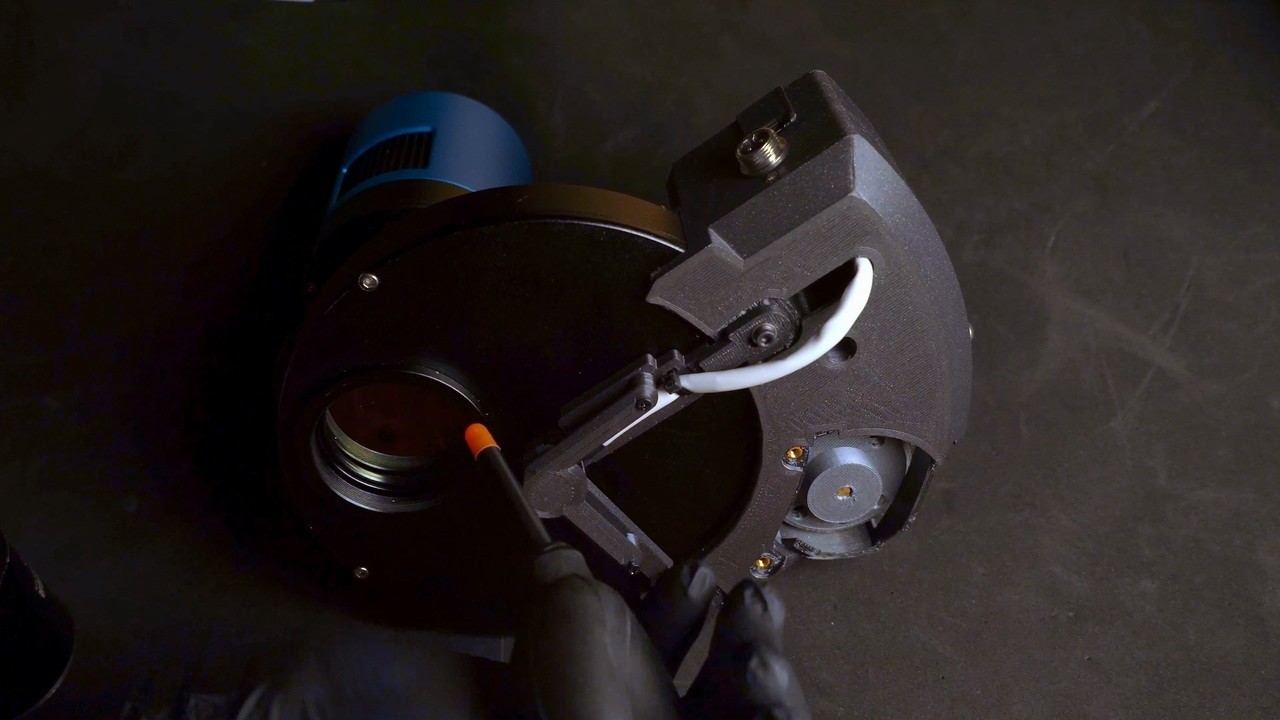 Video: cleaning the filters with the power off, through the grip cover