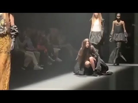 Models trip and fall at Vera Wang Spring/Summer 2020 - HD video with various angles of view