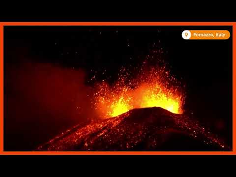 エトナ山が噴火したときの壮観な爆発 (Spectacular explosions as Mount Etna erupts)