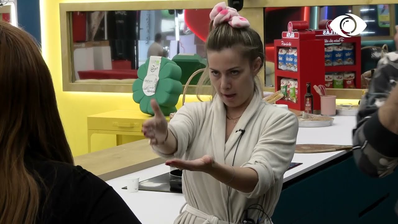 Dy vajzat që ai i ka tmerrësisht frikë po u bënë bashkë jemi ti dhe unë/ Olta-Teas