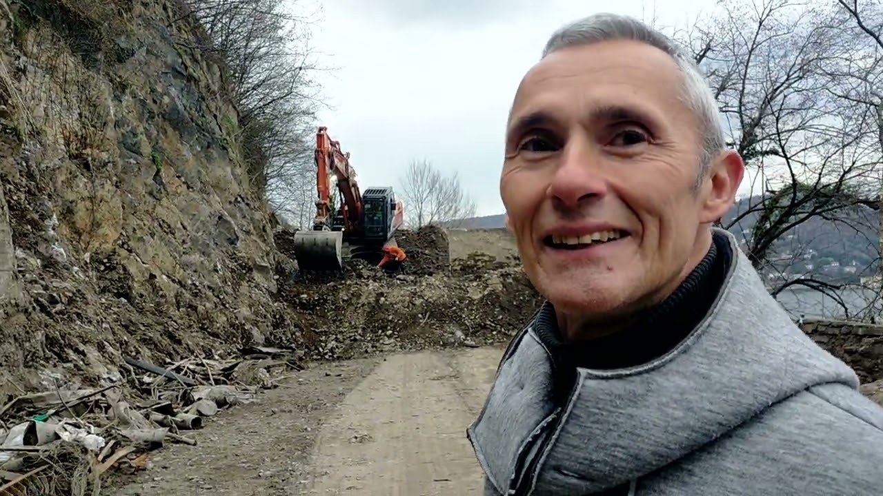 BLEVIO, SINDACO E VICE SUL CANTIERE DEI DETRITI DELLE ALLUVIONI: I CAMION IN AZIONE A TUTTO SPIANO