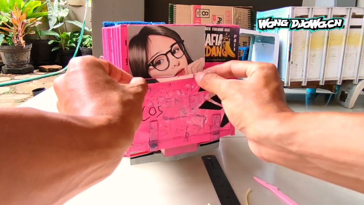 Pasang stiker cewek mbois di pintu bak belakang miniatur truk