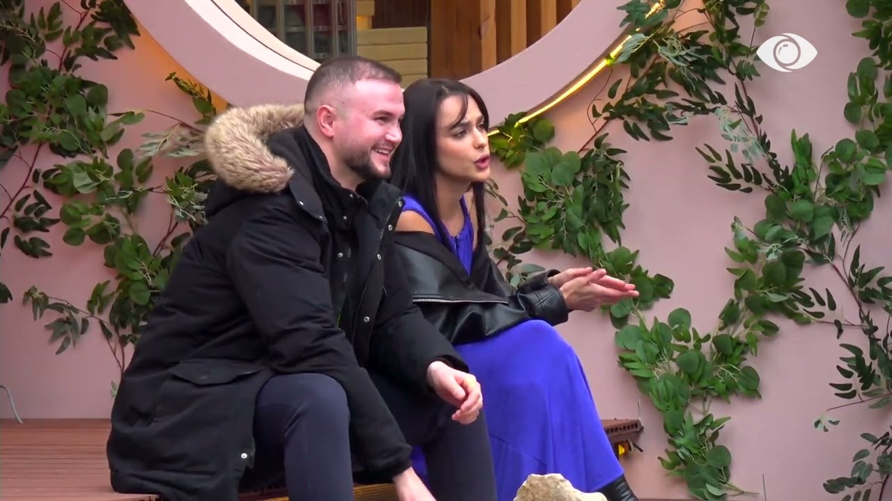 Debati me Eglin, Gjesti del në oborr krah Rizartës