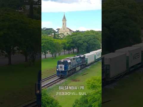 Trem da Rumo cruza o centro de Balsa Nova/PR