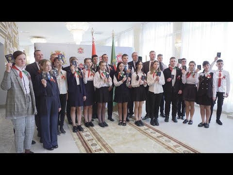 Аляксандр Субоцін уручыў пашпарты таленавітым
старшакласнікам (15.03.2023)