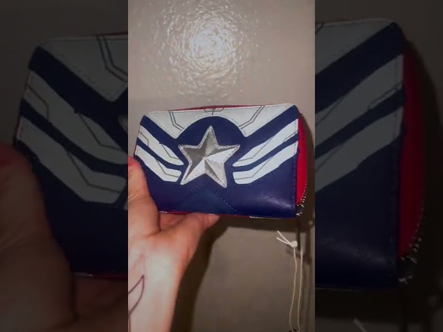 Vídeo relacionado con Loungefly Marvel Loki Classic Cosplay Zip Around Wallet