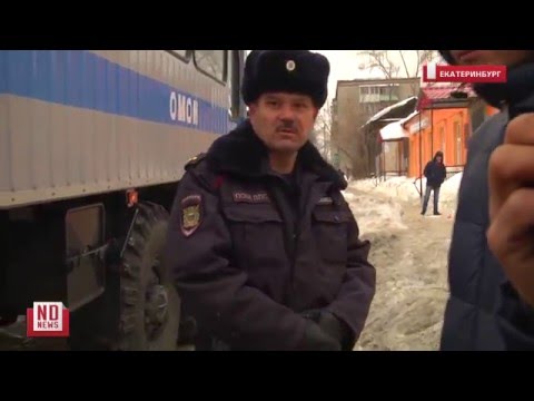 Полиция отгоняет мигрантов от УФМС
