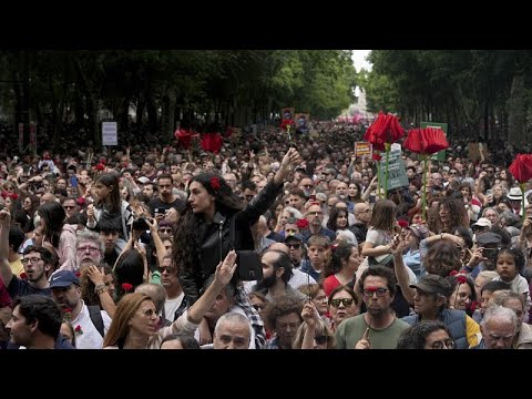 Zehntausende Menschen feierten in Portugal die Nelkenrevolution