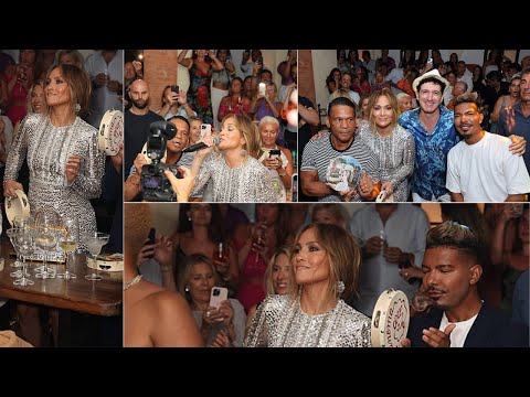 Jennifer Lopez sings at the famous Taverna Anema e Core.