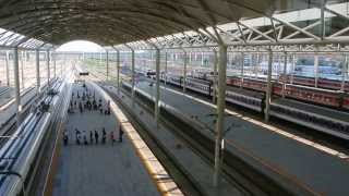 preview picture of video 'The BUSY Shijiazhuang Railway Station, six trains pull in and depart almost at the same time!'