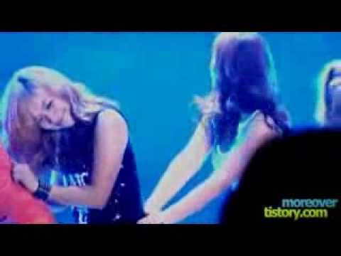 [fancam] f(x) Luna (cut) & SNSD Yuri Dance at SM Town Tokyo 110126
