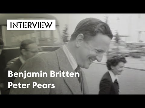 Benjamin Britten en Peter Pears arriveren op Schiphol, Holland Festival 1950