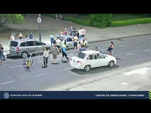 VIDEO. Atropellaron a una ciclista que pasó en rojo