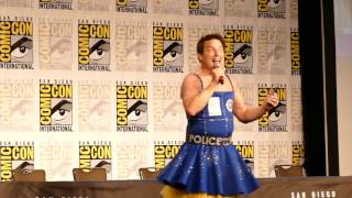 John chante "Copacabana" � la Comic Con San Diego 2017