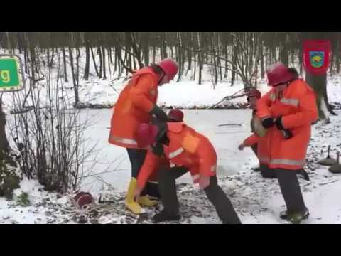 Feuerwehr rettet Kasten Bier aus dem Wasser 😂