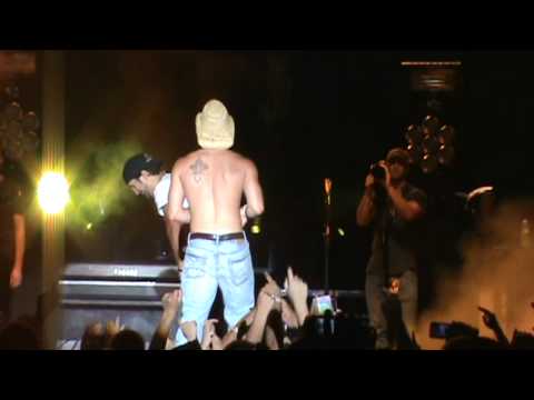 Luke Bryan - Country Girl (Shake it for Me) (Part 13) Live