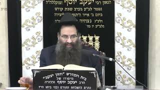 הרב עובדיה יוסף •  הדלקה בבית הכנסת