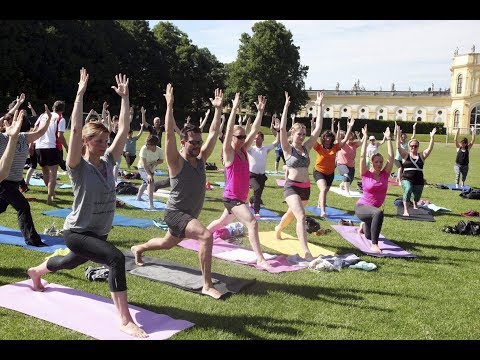 Yoga unter freiem Himmel: 650 Teilnehmer machen den Start in den HNA-Yogasommer perfekt