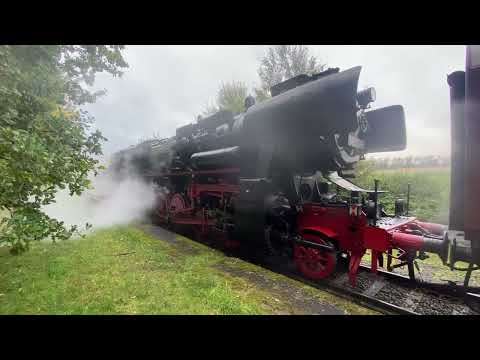 Sonderzug der OSEF mit 52 8141 in Großschweidnitz 11.10.2025