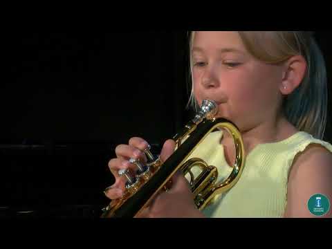 Ida Skeide spiller trompet. Her spiller hun " Danse mot vår".