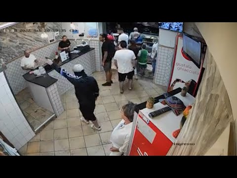 Spara in pizzeria a Napoli durante rapina, arrestato l'autore