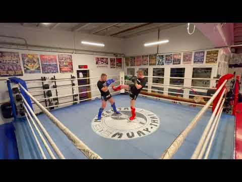 Mikkel lund instruere i hans Back Spin Elbow K.O.