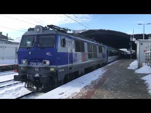 EP09-026 z pociągiem IC "SOBIESKI" odjeżdża z Katowic.