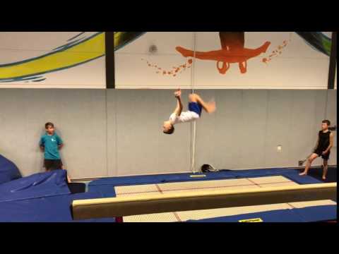 Daan hele schroef achterover grote trampoline