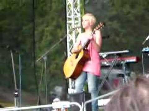 Aneta Langerová - Hříšná těla, křídla motýlí - Dětský den