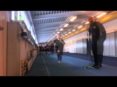 Bele Barkarby P04 tränar löpteknik på Bosön med Nebez Kurban