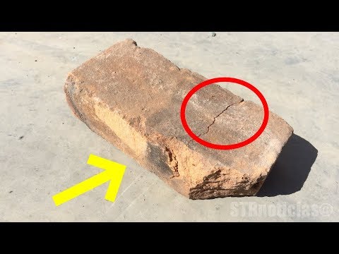 Hombre accidentalmente tira un ladrillo mientras construye una bodega y encuentra un misterio dentro Video