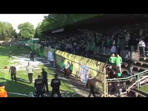 Rozróby w Knurowie. Jedna osoba nie żyje, 14 rannych policjantów