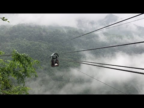 Aldeões viajam por teleférico assustador