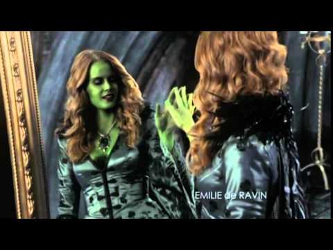 3x13 The Wicked Witch wonders round Regina's castle