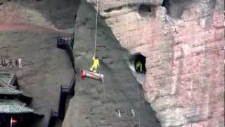 preview picture of video 'Longhushan, China - Hanging Cliff Coffin Show - 2012.07.28 - HD'