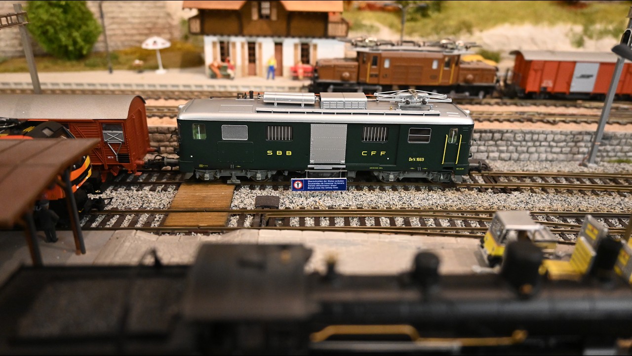 De 4/4 SBB 1669 mit Güterzug