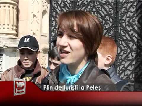 Plin de turişti la Peleş