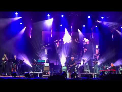 The Trevor Horn Band performing I’m Not in Love (10CC) at Cropredy 2025.