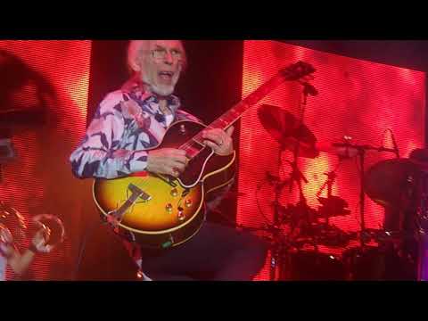 Starship Trooper featuring the UNBELIEVABLE Patrick Moraz on Tambourine