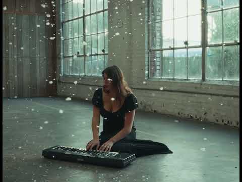 Grace Enger - Christmas Ain't Christmas (Official Visualizer)