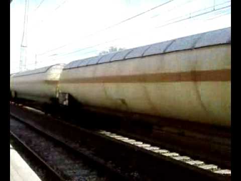 La E655 al traino di un treno cisterne transita a CastelFranco Emilia