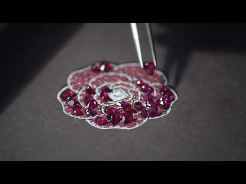 Refining the Details of the 1.5 – 1 CAMÉLIA, 5 ALLURES Collection – CHANEL High Jewelry